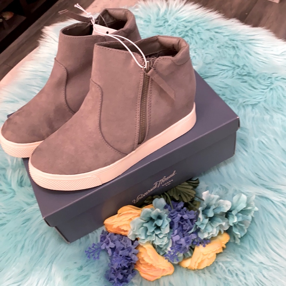 NEW! Cindy Grey Side Zipper Bootie Shoes - Picture 2 of 4